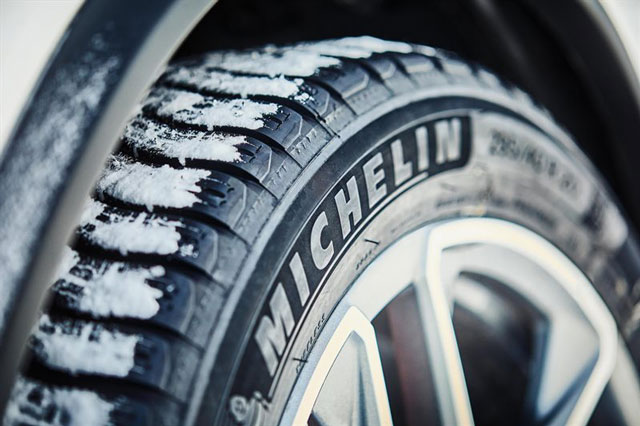 A hideg évszakban az autóvezetők felteszik maguknak a kérdést: Ki készíti a legjobb téli gumikat? A 2023-as nagy gumitesztünk a népszerű 225/45R18-as méretben adja meg a választ. Kompromisszumok nélküli kvalifikáció és kiterjedt tesztelés után mindössze három téli gumi jutott át a célvonalon az áhított „példamutató” minősítéssel.A teszt győztese a Michelin Pilot Alpin 5.